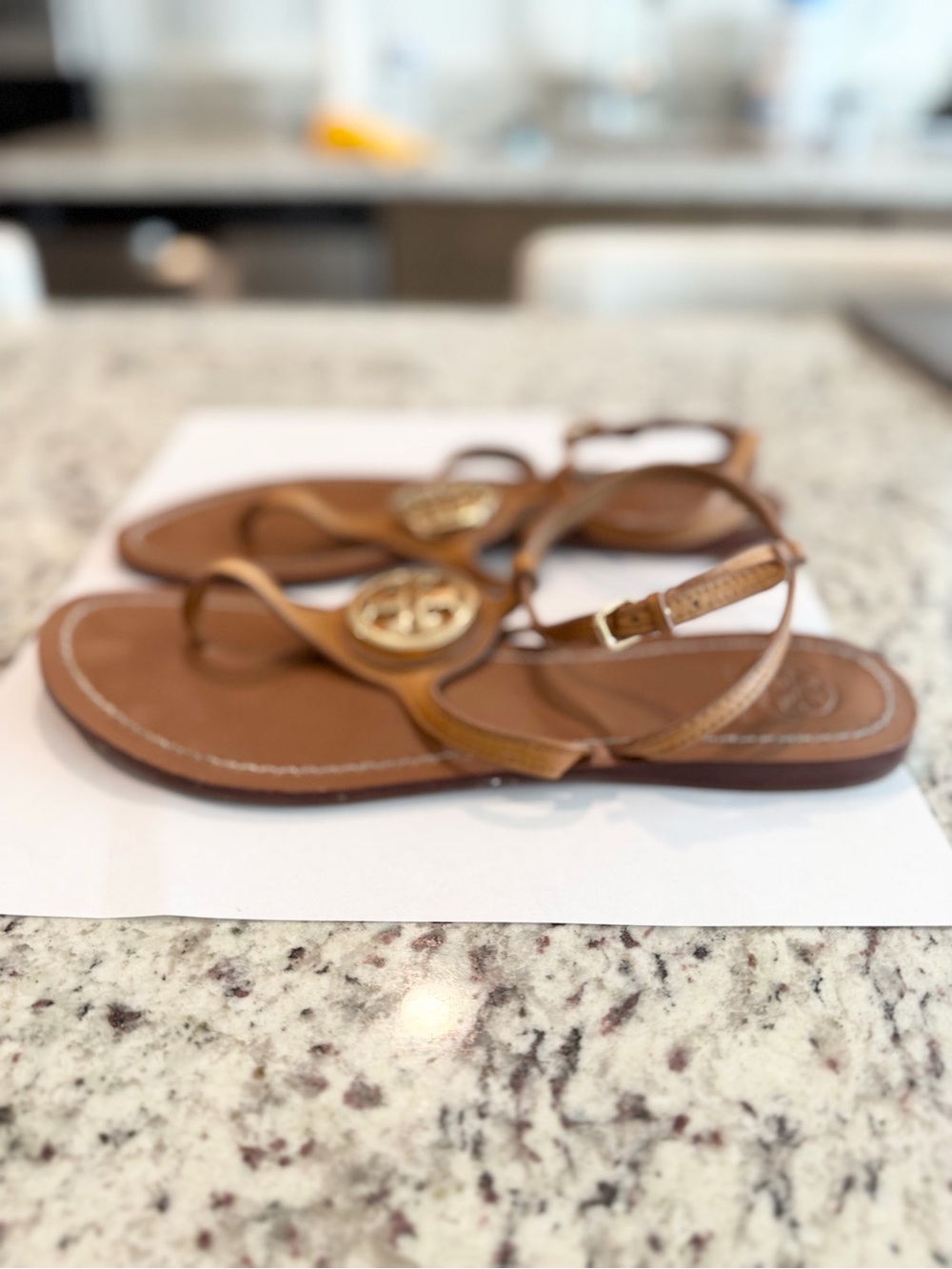 Tory Burch Tan Leather Thong Sandals with Gold Logo - Picture 2 of 5